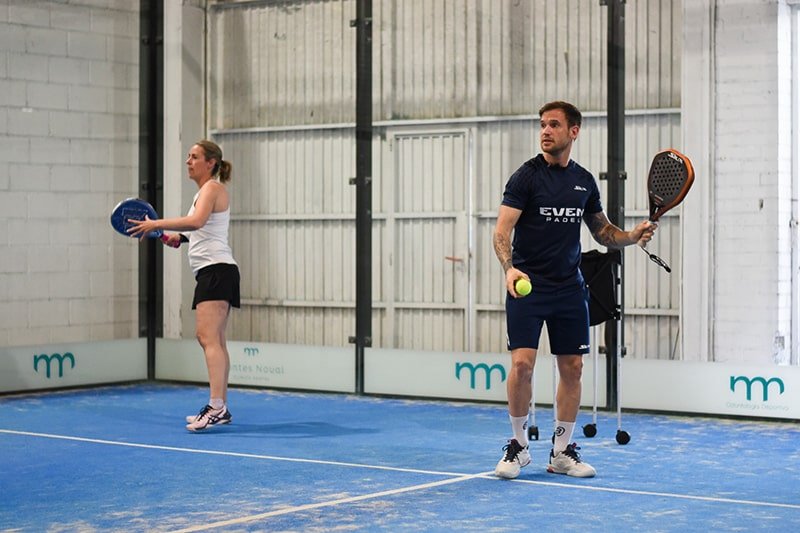 Dos adultos entrenando en pista