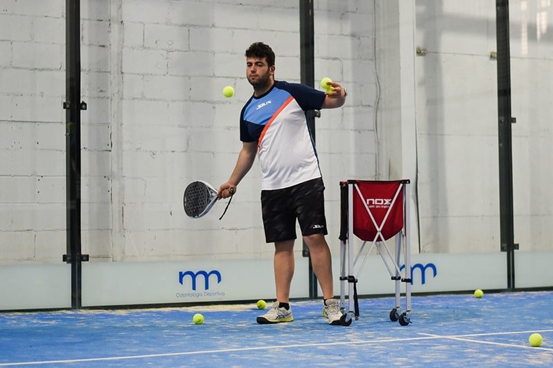 Ejercicio de golpeo en pista